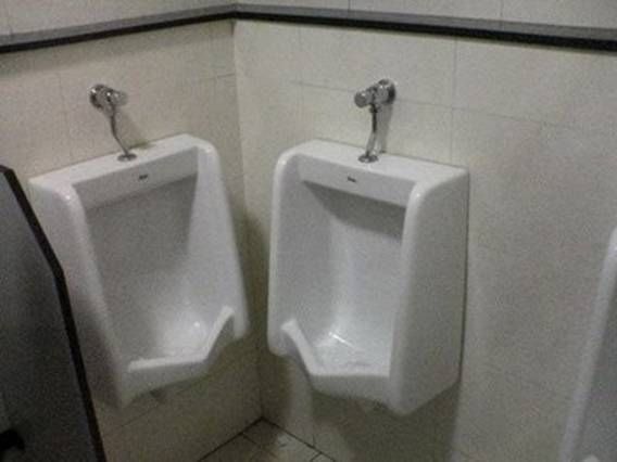 funny-urinals.jpg