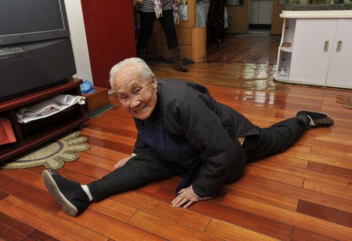Old+Chinese+Woman+doing+the+splits.jpg