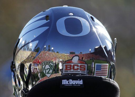 Oregon-Ducks-Reflective-Helmets_Rose-Bowl-2012.jpg