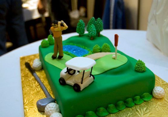 Golf+theme+cake+with+clubs+balls+and+cart.JPG
