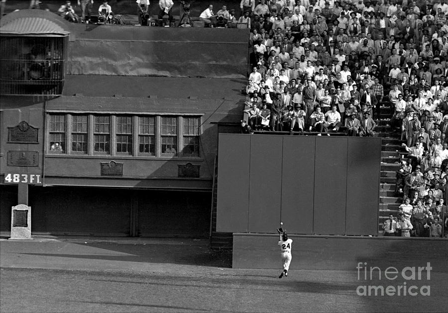 willie-mays-makes-his-famous-catch-off-new-york-daily-news-archive.jpg