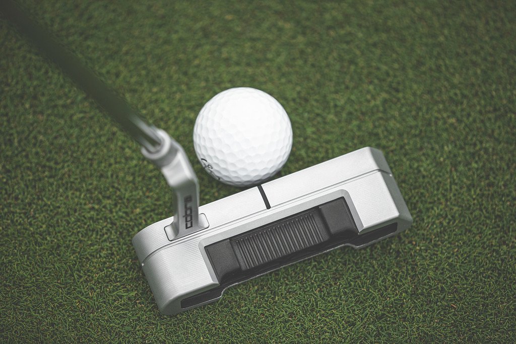 Setting up to the ball with the king supersport 35 putter